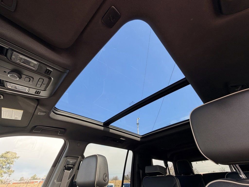 Used 2023 GMC Yukon XL SLT image 24