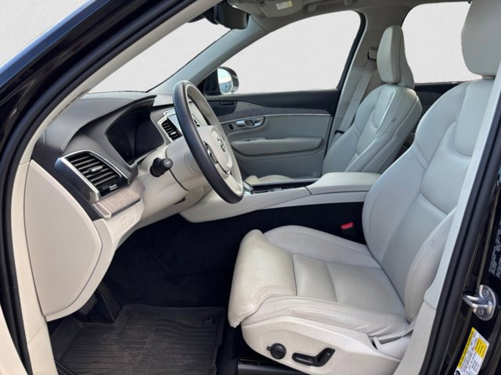 Used 2023 Volvo XC90 B6 Ultimate w/ Protection Package image 10