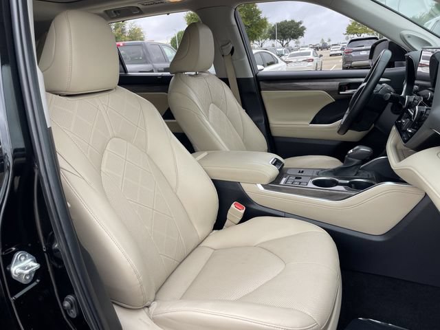 Used 2024 Toyota Highlander Platinum FWD image 25