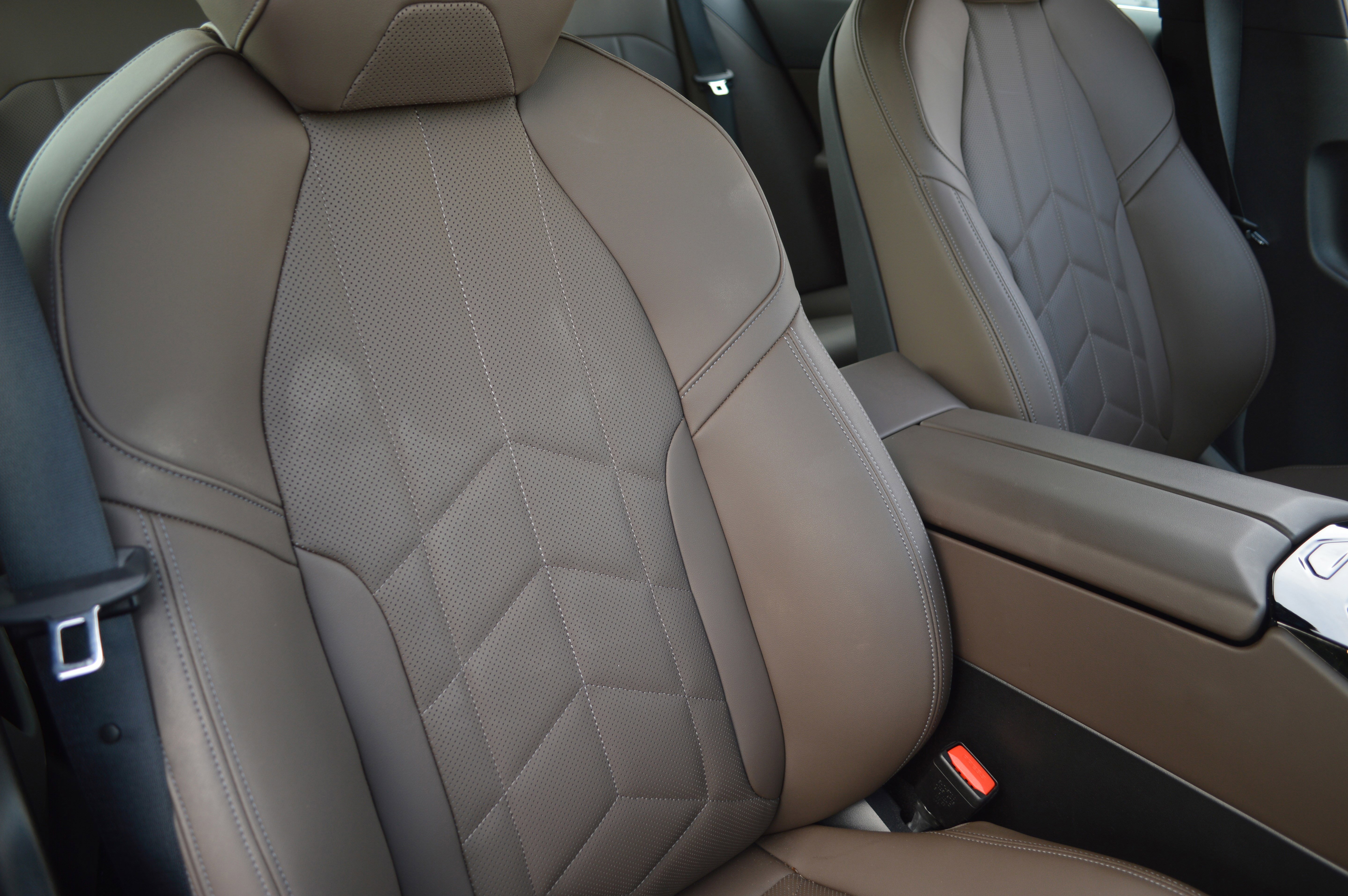 Used 2025 BMW 530i xDrive w/ Premium Package image 39