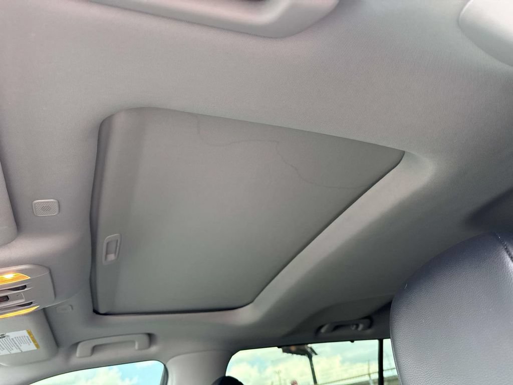Used 2024 Toyota Highlander XLE FWD image 23