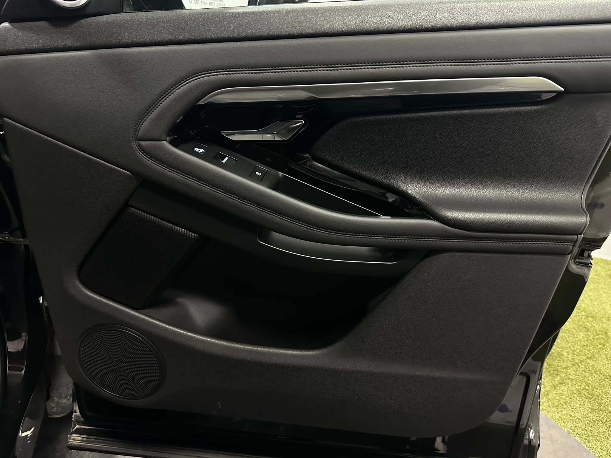 Used 2022 Land Rover Range Rover Evoque R-Dynamic S image 31