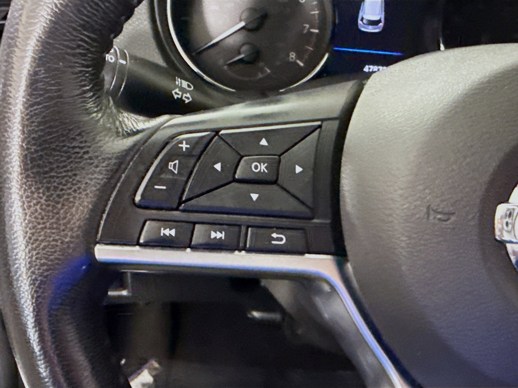 Used 2019 Nissan Rogue SV w/ Premium Package FWD image 14