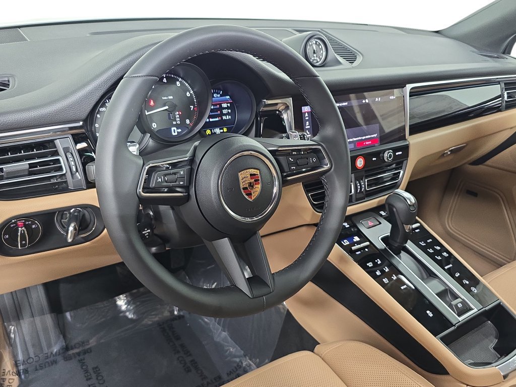 Certified 2026 Porsche Macan AWD/4WD image 4