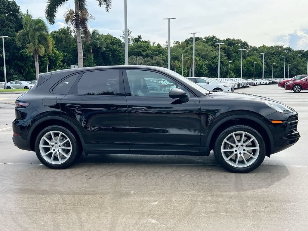Used 2022 Porsche Cayenne w/ Premium Package AWD/4WD image 8