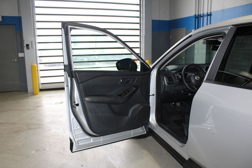 Used 2025 Nissan Rogue S AWD/4WD image 7