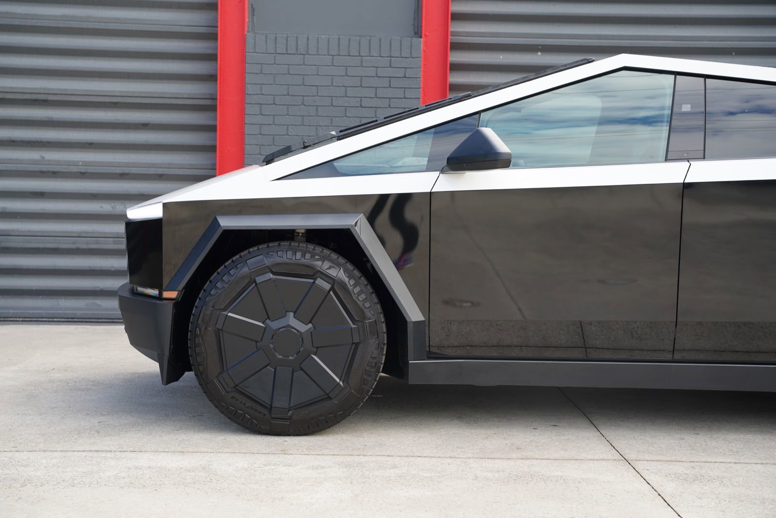 Used 2024 Tesla Cybertruck AWD Crew Cab video 2