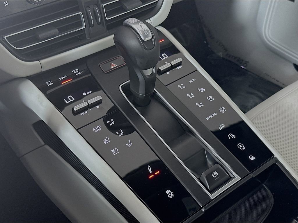 New 2026 Porsche Macan Turbo AWD/4WD image 18