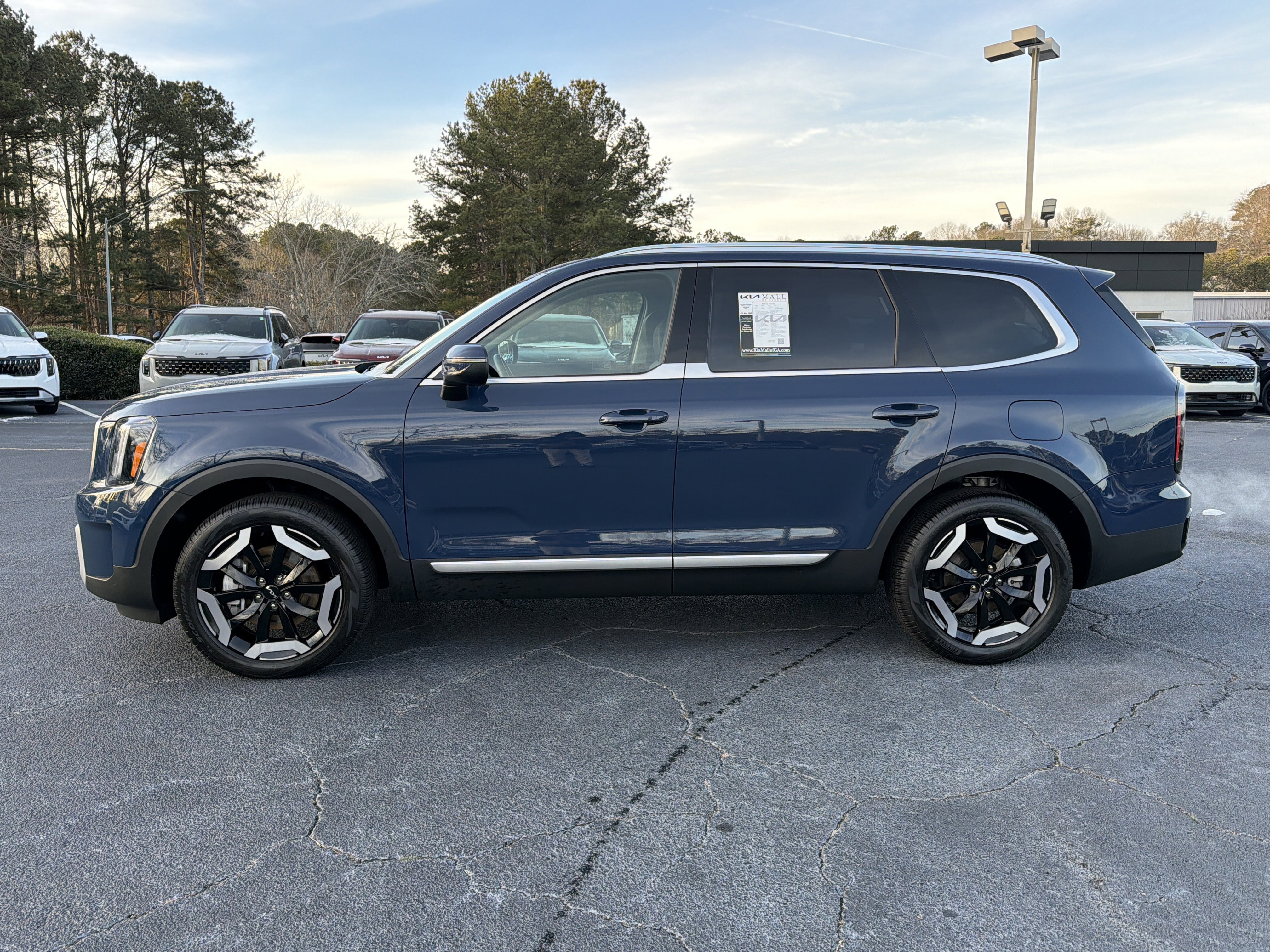Used 2025 Kia Telluride EX image 4