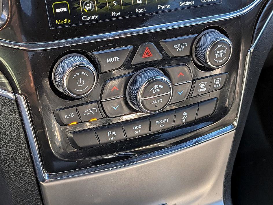 Used 2021 Jeep Grand Cherokee Limited w/ Luxury Group II image 24