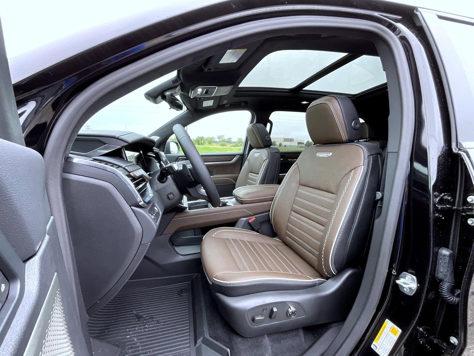 New 2026 GMC Acadia Denali Ultimate w/ LPO, Floor Liner Package AWD/4WD image 10