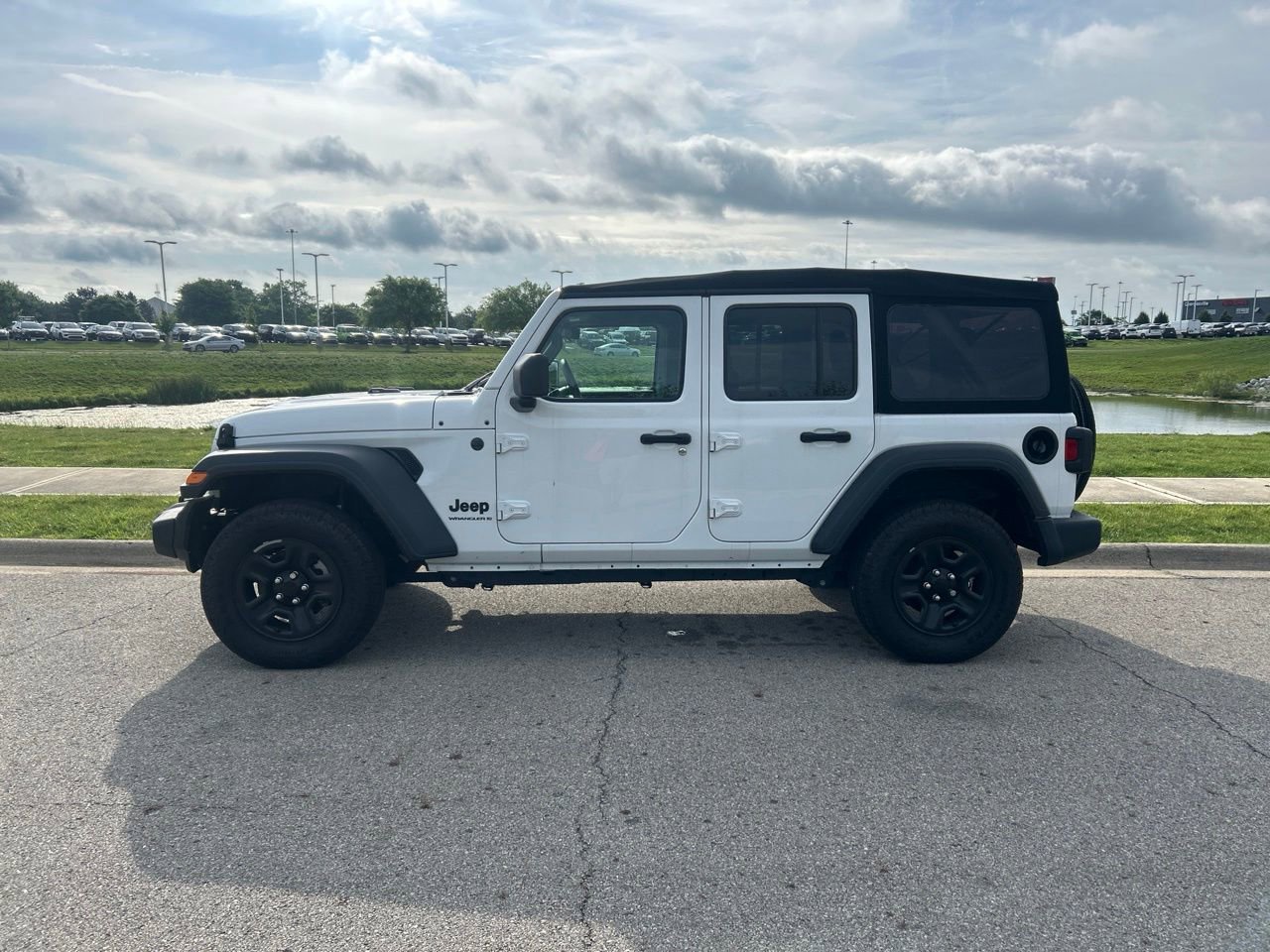 Used 2024 Jeep Wrangler Unlimited Sport AWD/4WD image 2