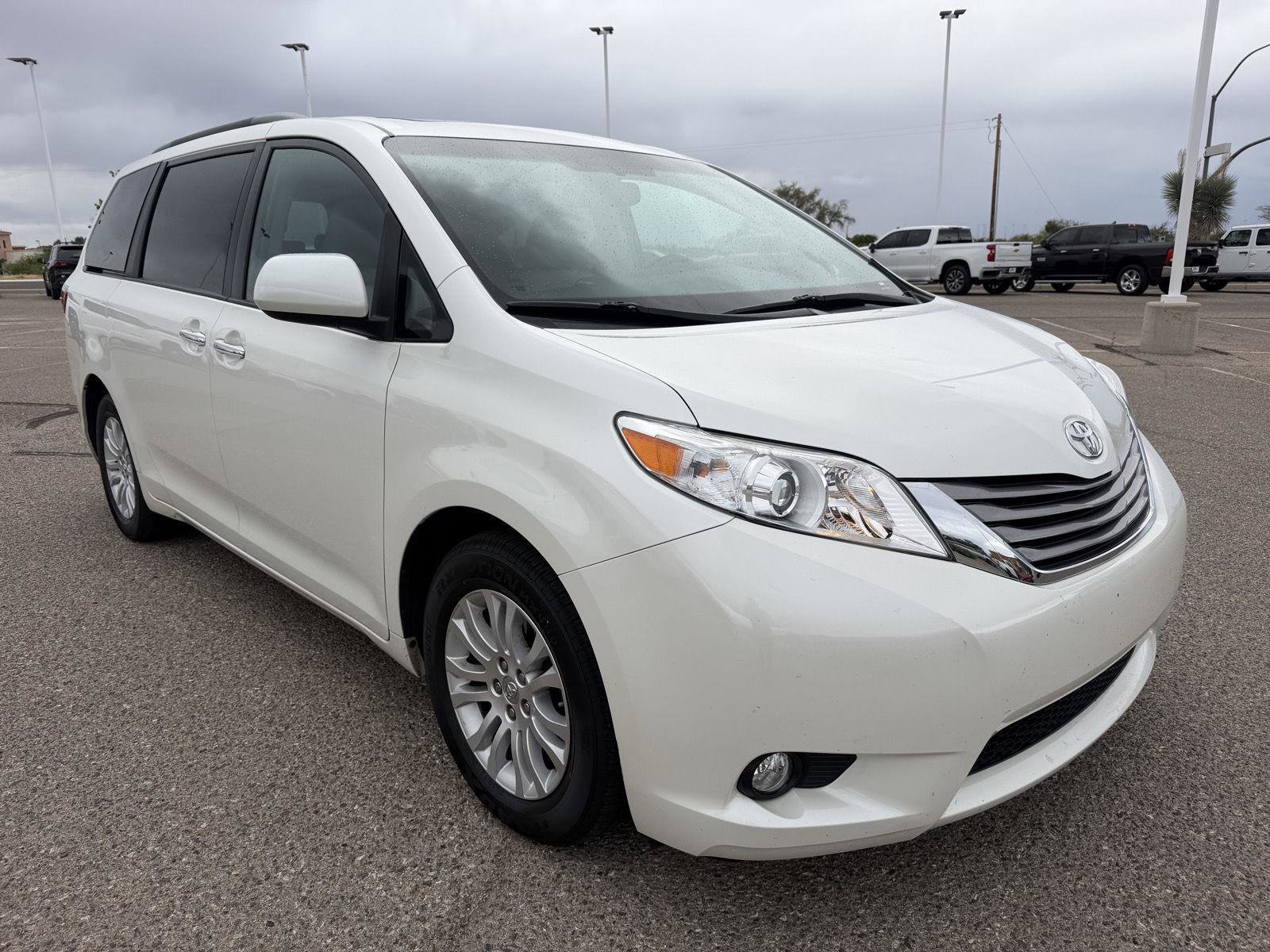 Used 2017 Toyota Sienna XLE w/ XLE Navigation Package FWD image 7