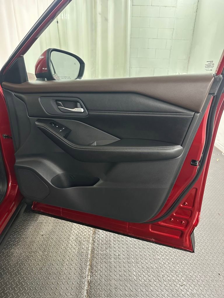 Used 2023 Nissan Rogue SV w/ SV Premium Package image 32