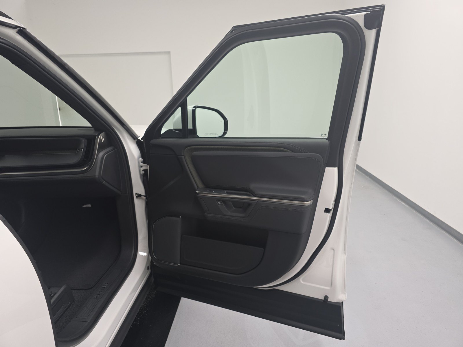 Used 2025 Rivian R1S Adventure AWD/4WD image 18