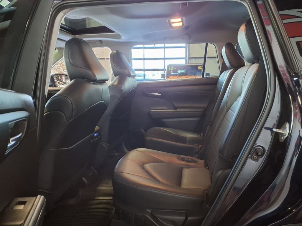 Used 2020 Toyota Highlander XLE image 14