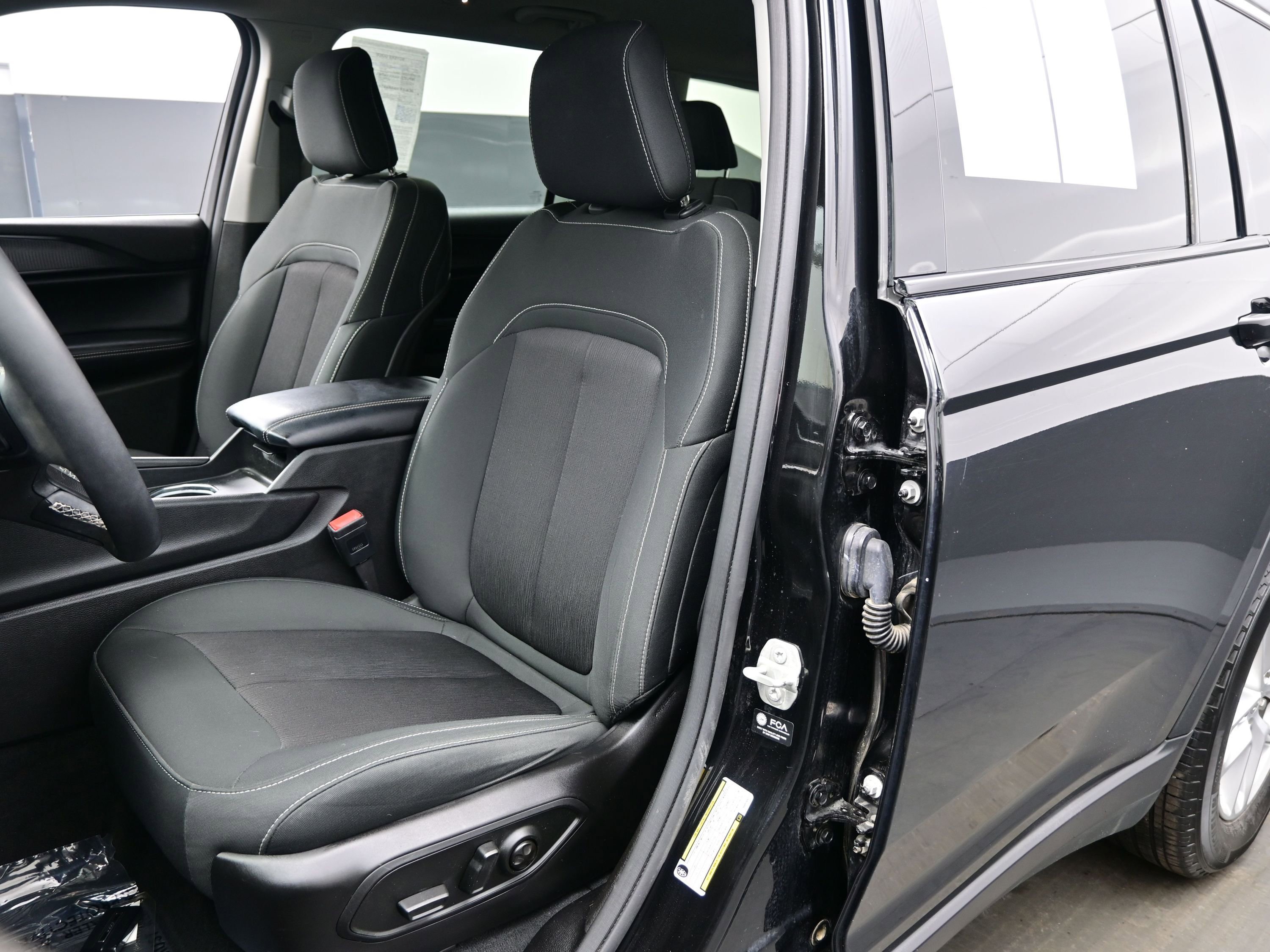 Used 2024 Jeep Grand Cherokee L Laredo image 12