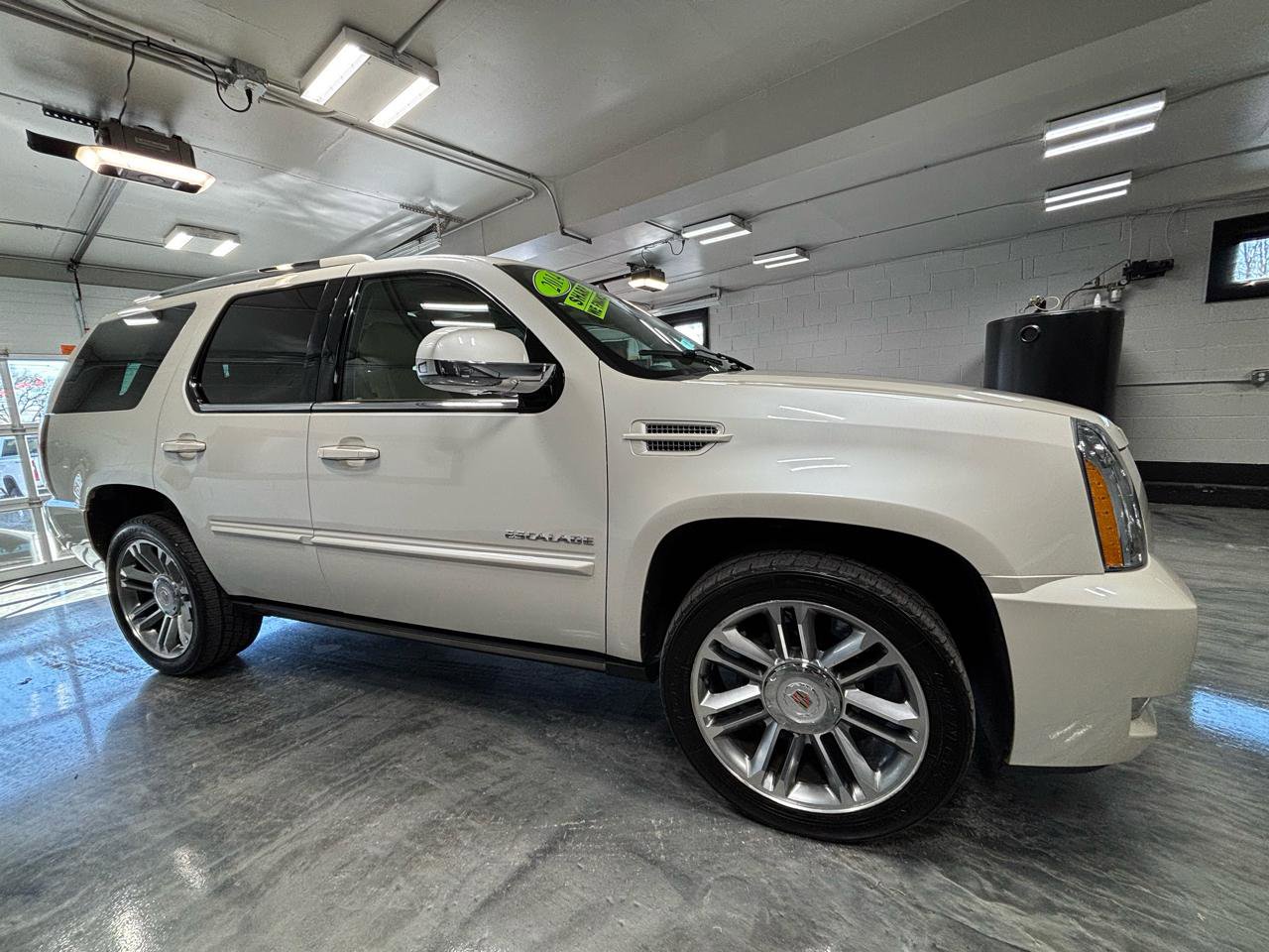 Used 2014 Cadillac Escalade Premium AWD/4WD image 11