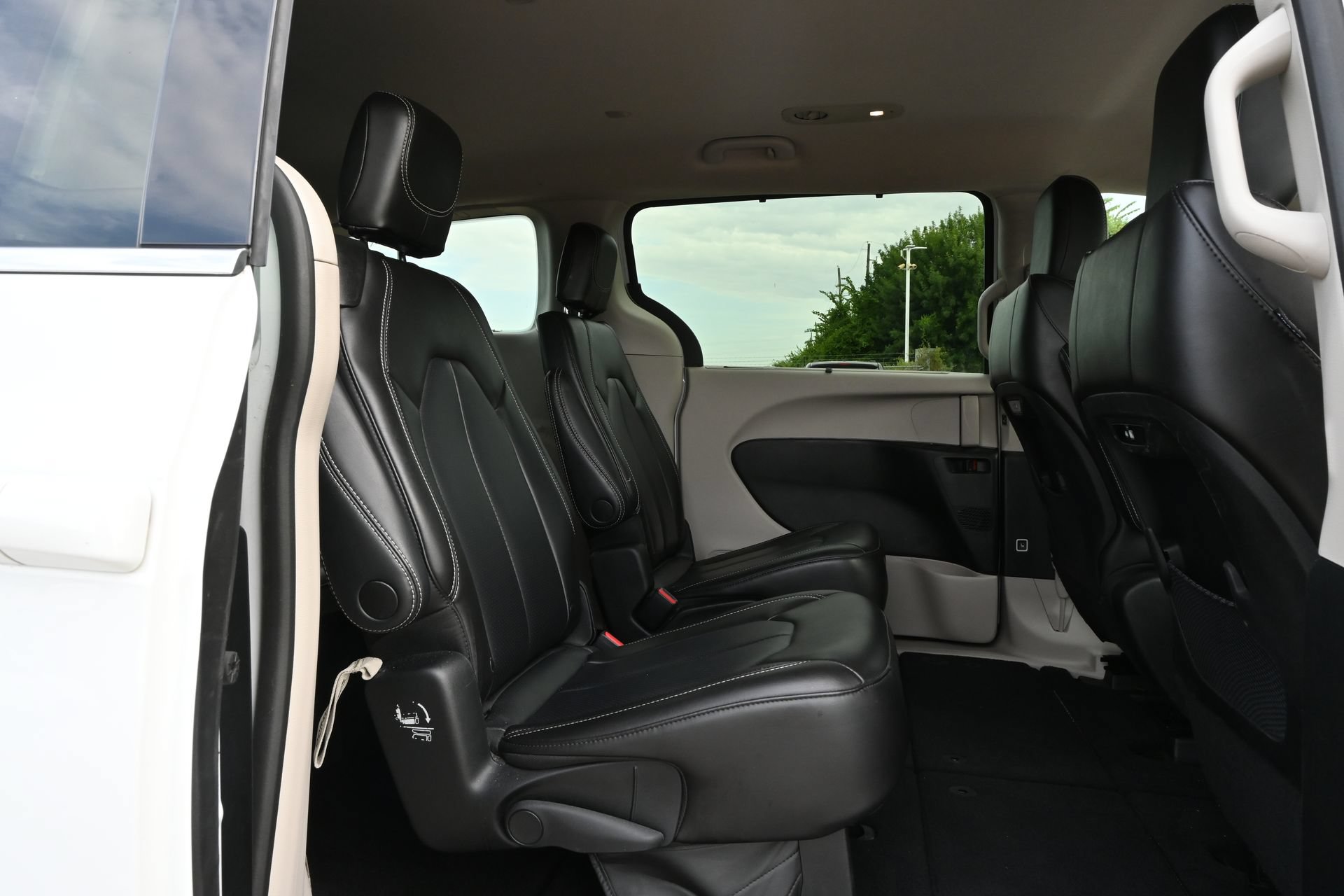 Used 2023 Chrysler Pacifica Touring-L FWD image 23