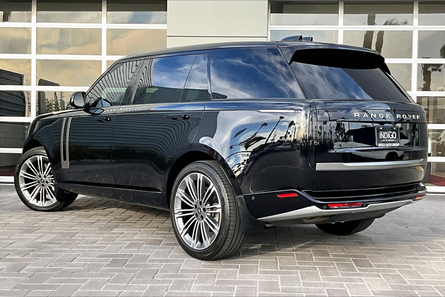 Certified 2025 Land Rover Range Rover Long Wheelbase SE image 11