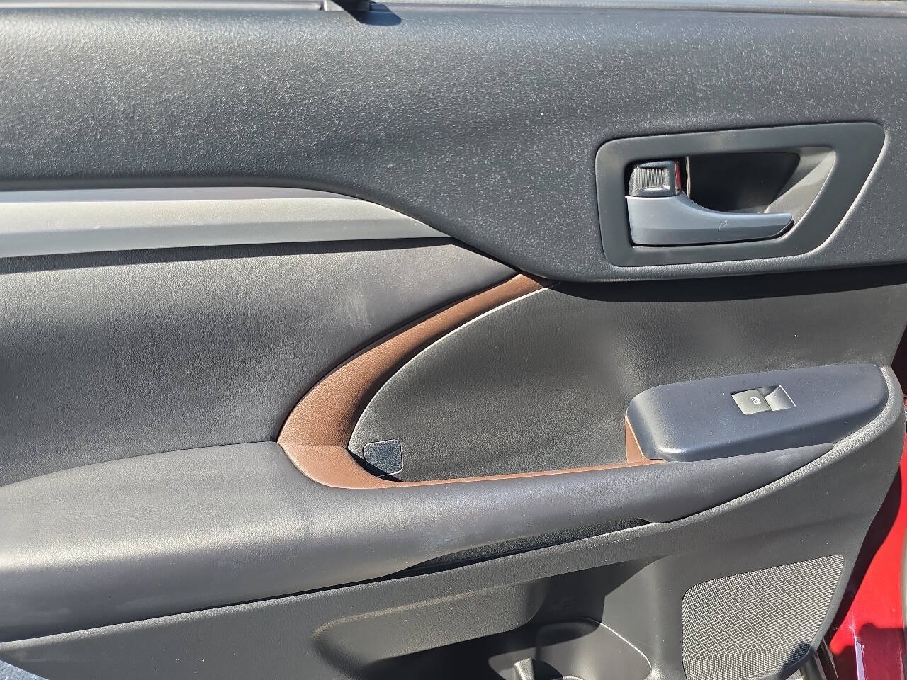 Used 2018 Toyota Highlander XLE AWD/4WD image 16