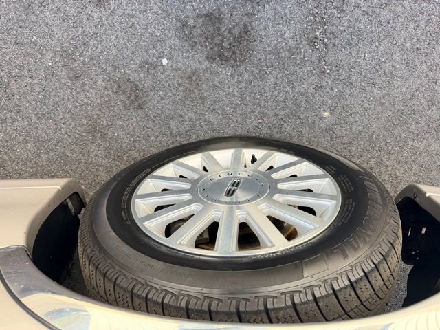 Used 2003 Lincoln Town Car Signature image 12