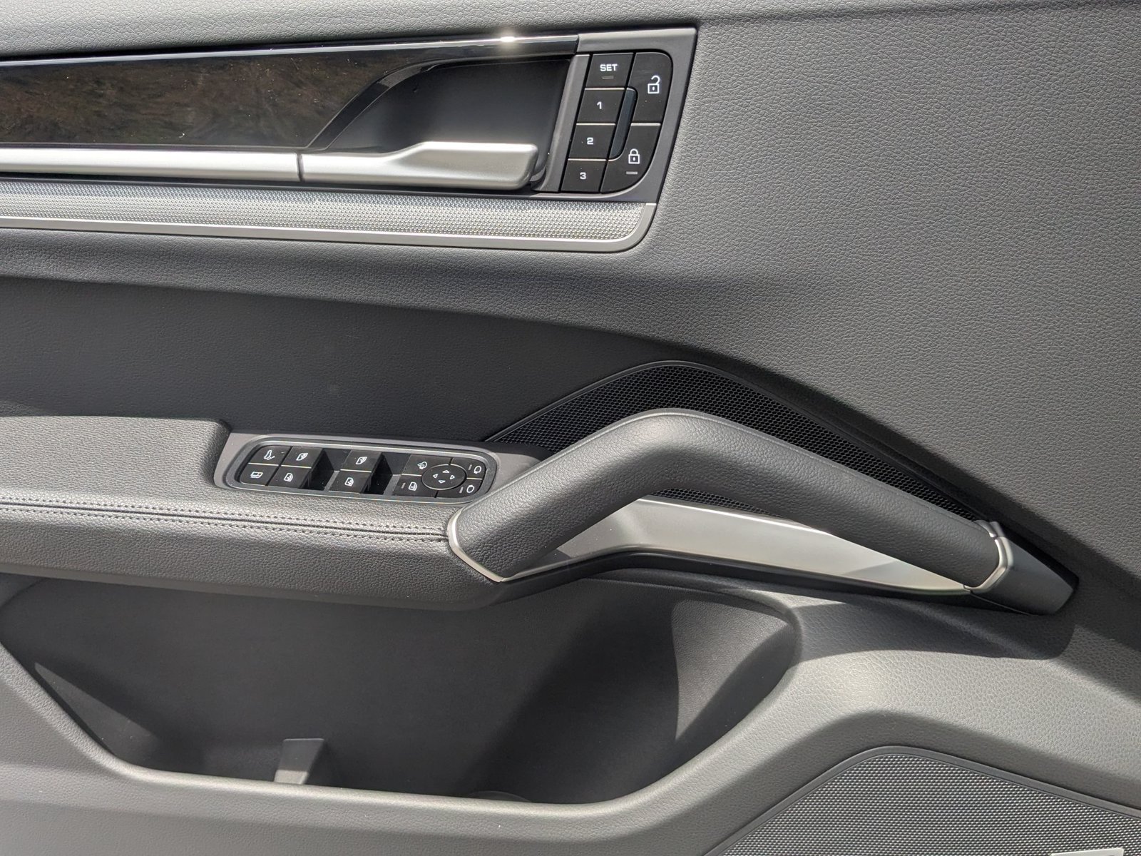 New 2026 Porsche Cayenne E-Hybrid Coupe AWD/4WD image 13