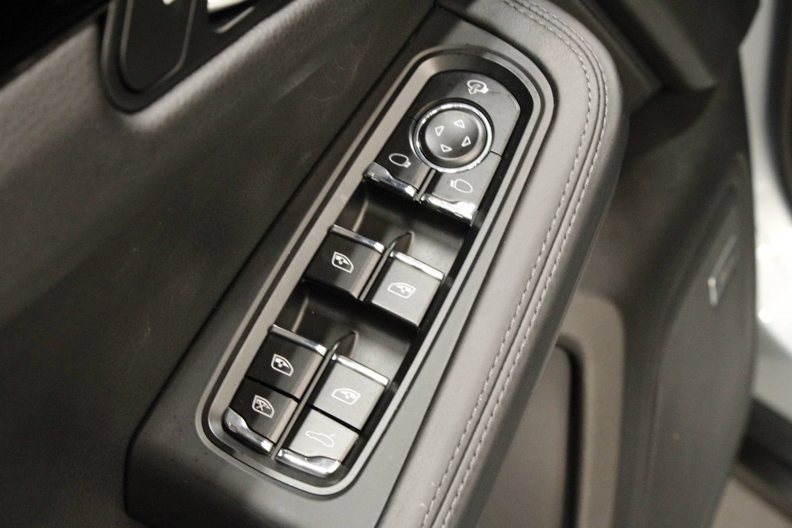 Certified 2026 Porsche Macan AWD/4WD image 30