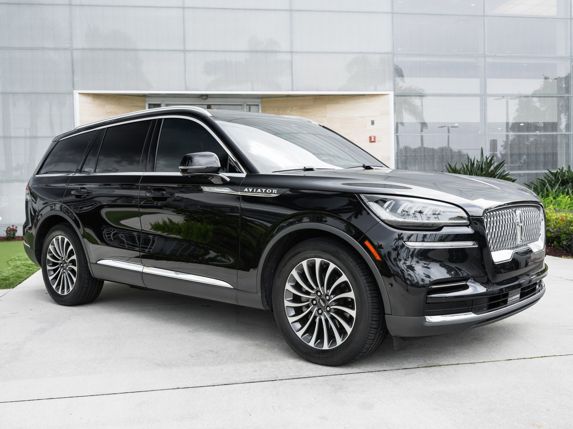 Used 2023 Lincoln Aviator Reserve w/ Equipment Group 201A RWD image 4