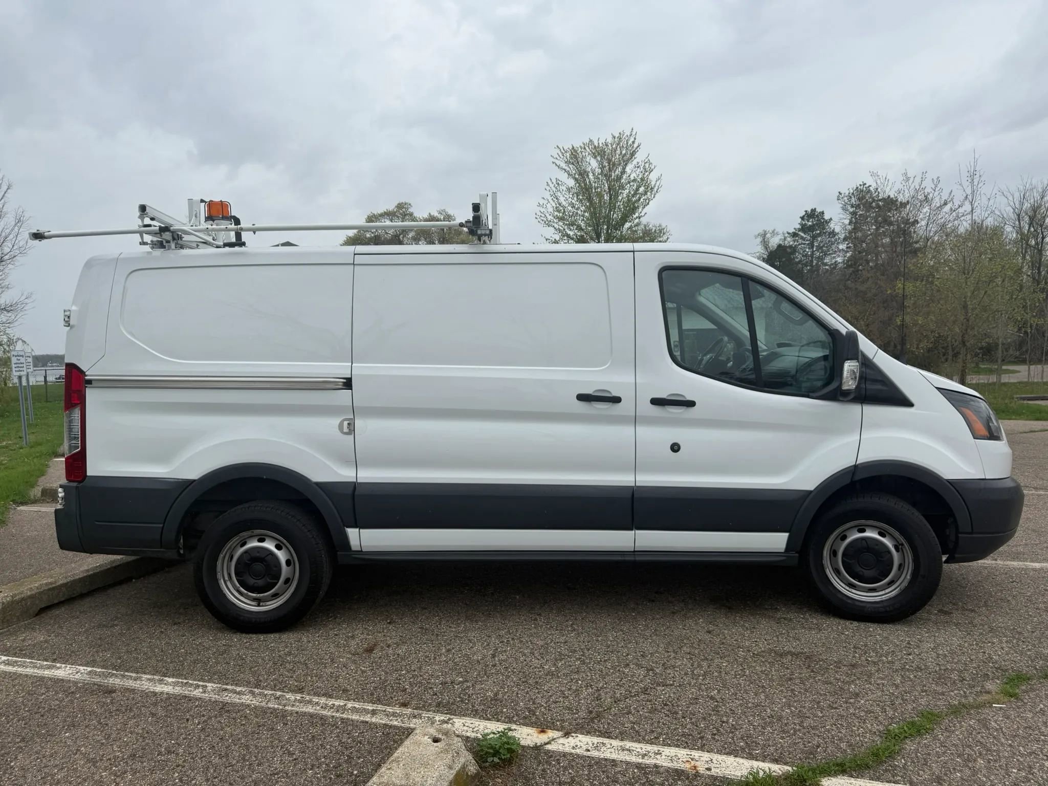 Used 2016 Ford Transit 250 130 Low Roof RWD image 4