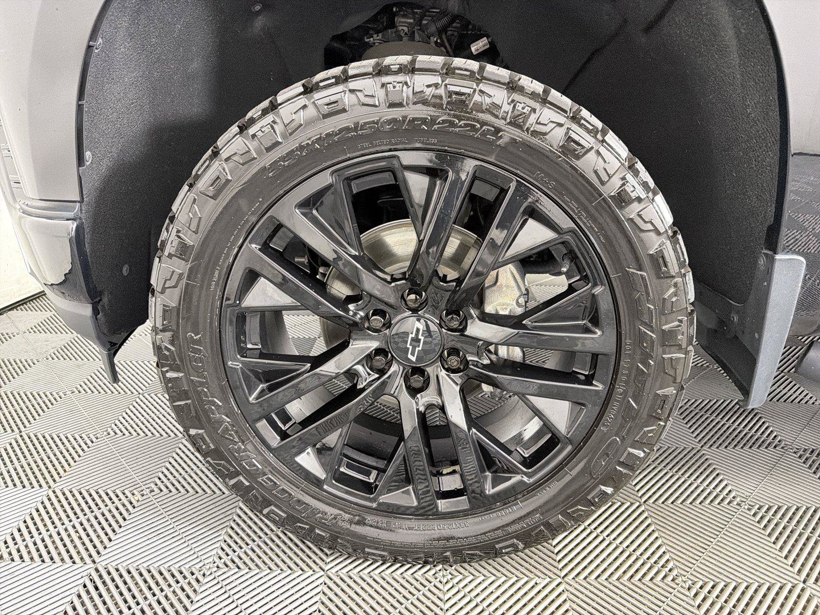 Used 2021 Chevrolet Silverado 1500 High Country w/ Technology Package AWD/4WD image 9