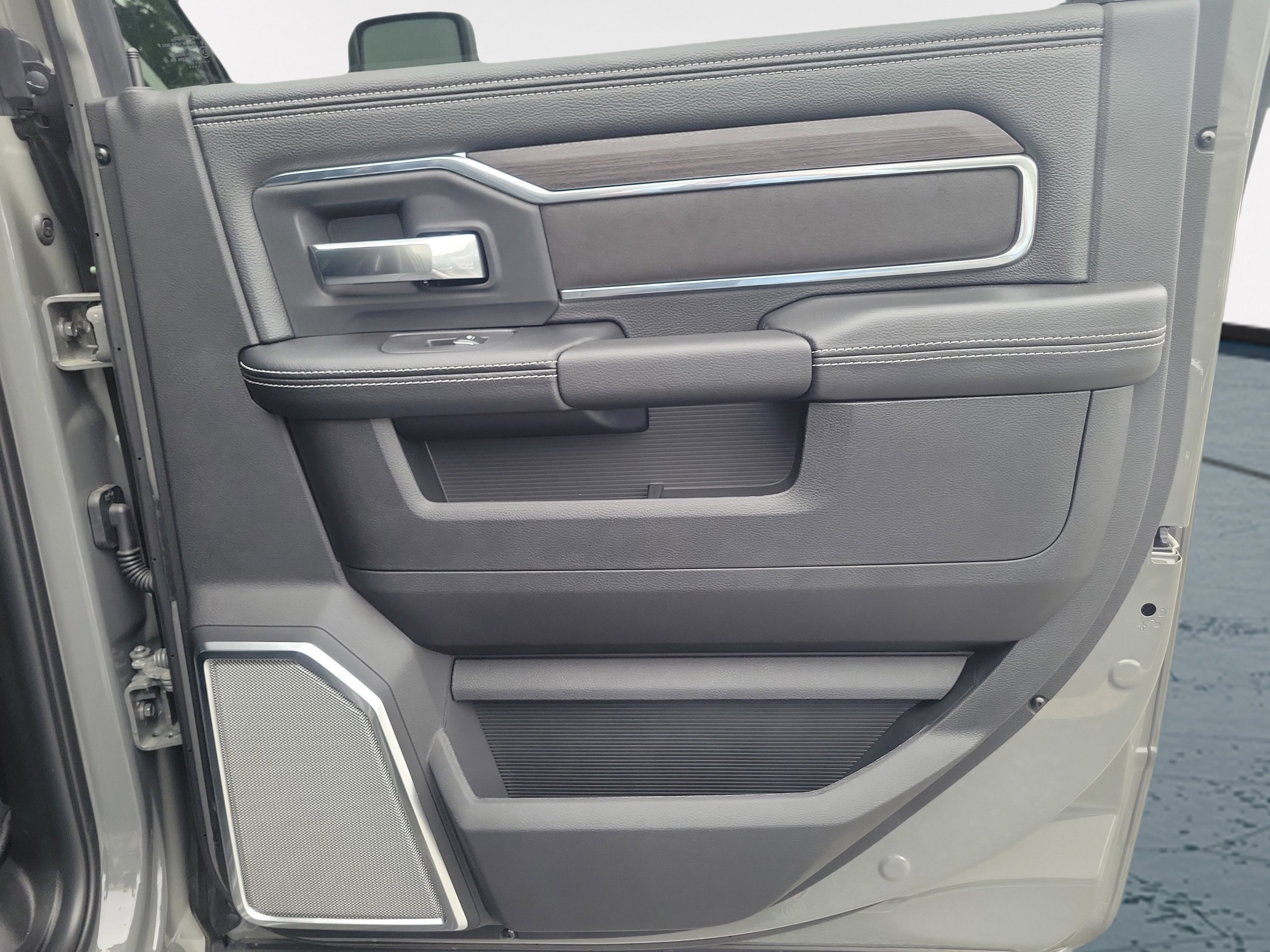 New 2026 RAM 2500 Laramie AWD/4WD image 16