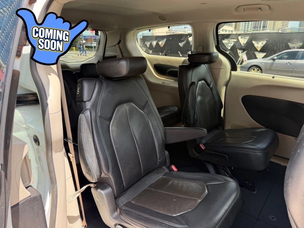 Used 2021 Chrysler Pacifica Touring-L FWD image 13