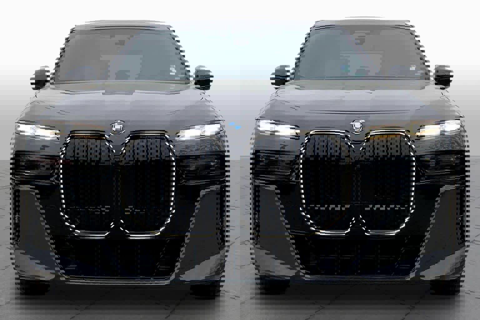 Certified 2025 BMW 760i xDrive w/ Executive Package AWD/4WD image 3