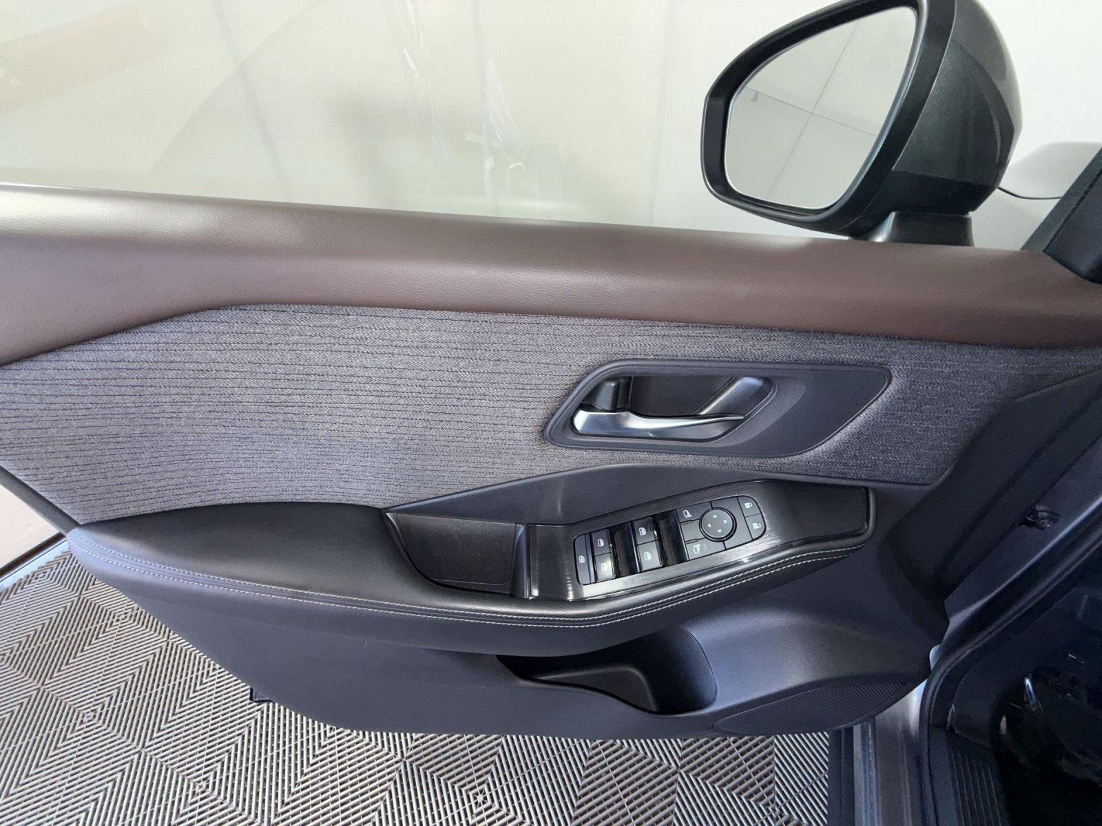 Used 2023 Nissan Rogue SV FWD image 15