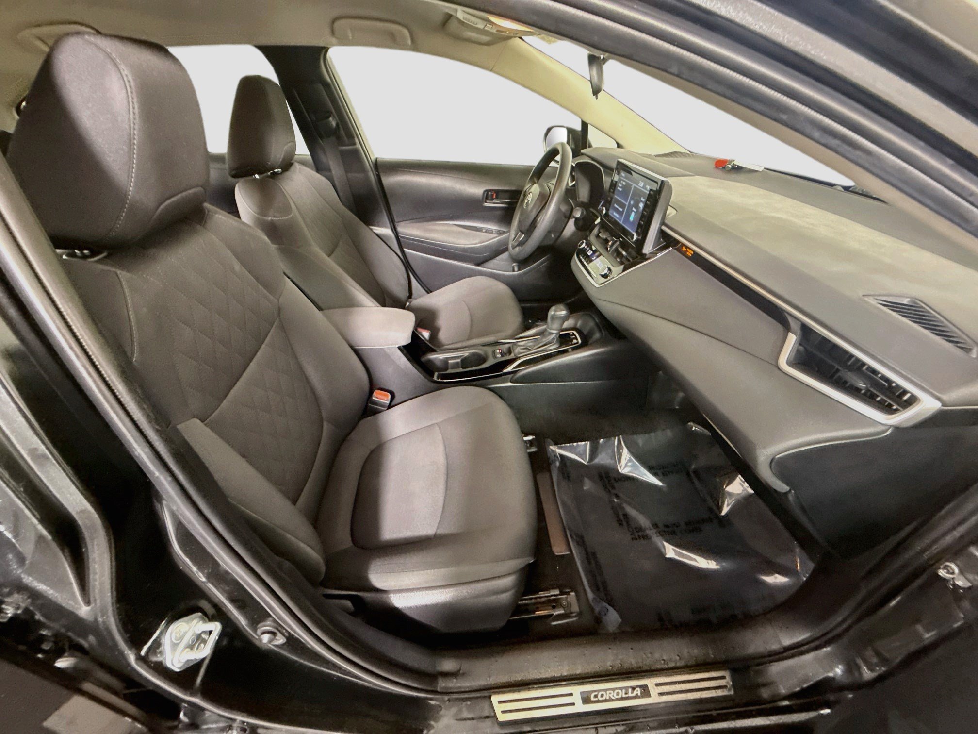 Used 2022 Toyota Corolla LE FWD image 29
