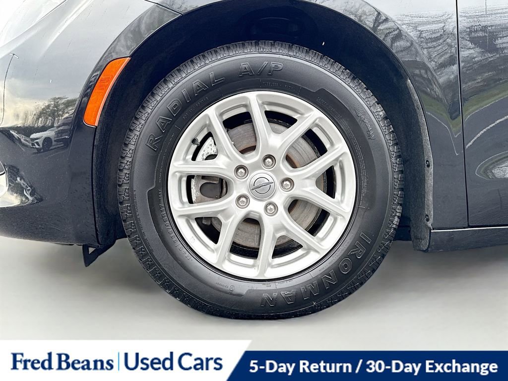 Used 2022 Chrysler Voyager LX image 30