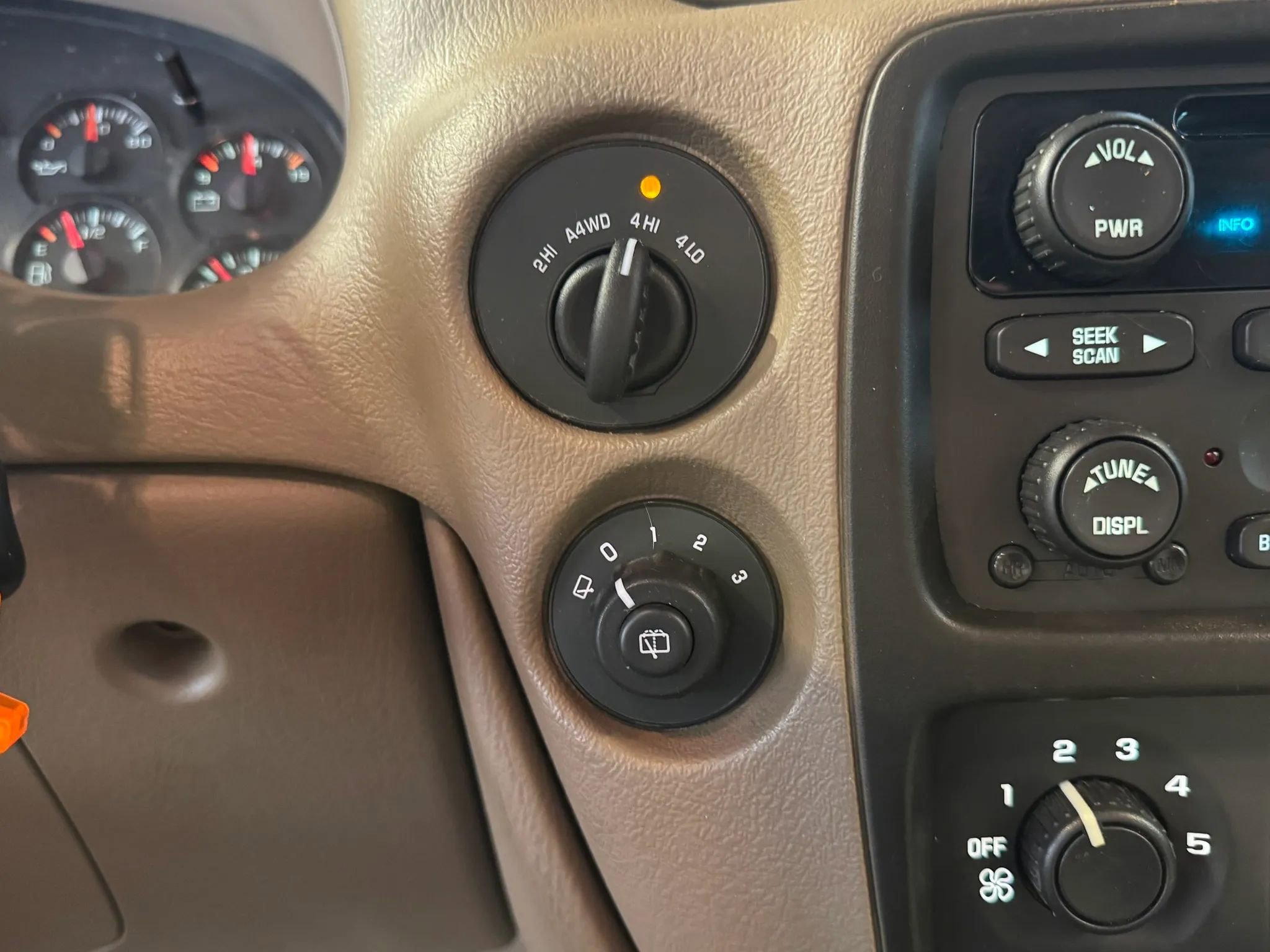 Used 2004 Chevrolet TrailBlazer LT w/ LT Preferred Equipment Group AWD/4WD image 16