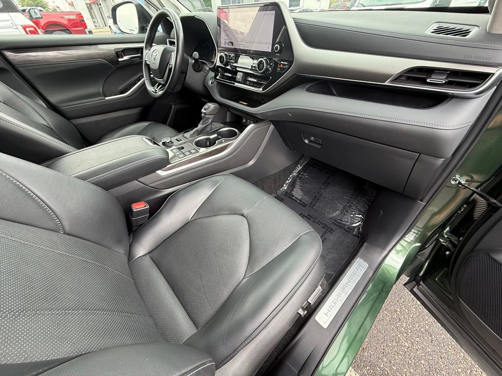 Used 2024 Toyota Highlander Limited AWD/4WD image 21