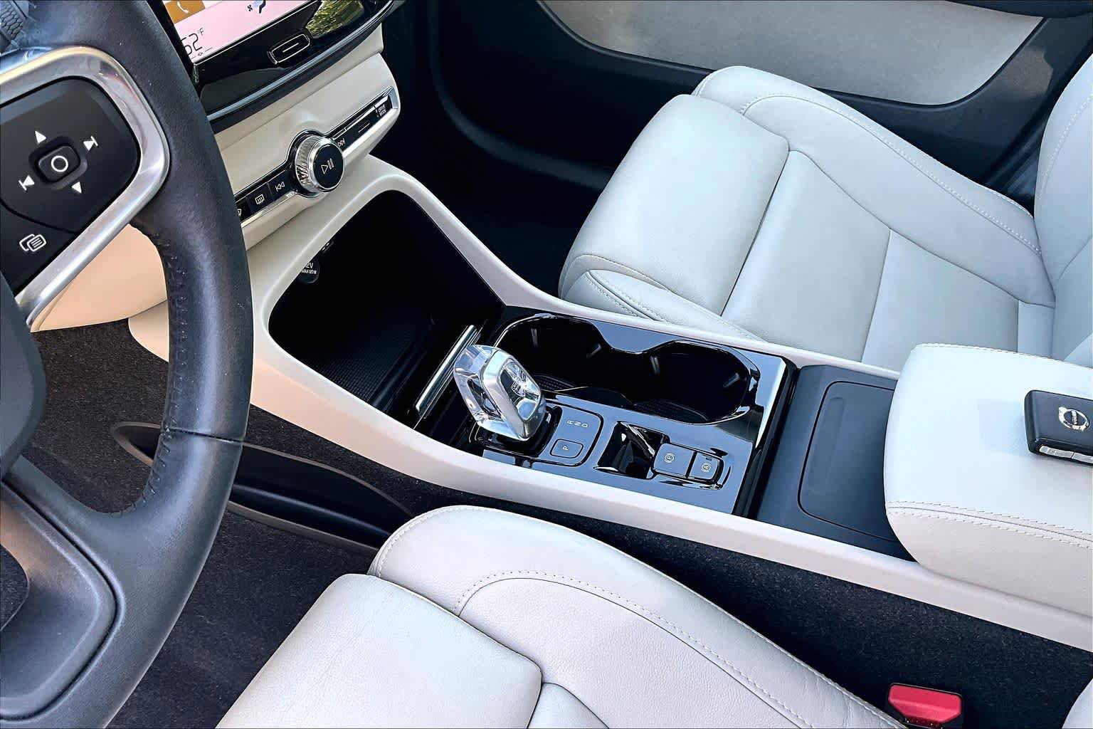 Used 2021 Volvo XC40 T4 Inscription w/ Protection Package FWD image 16