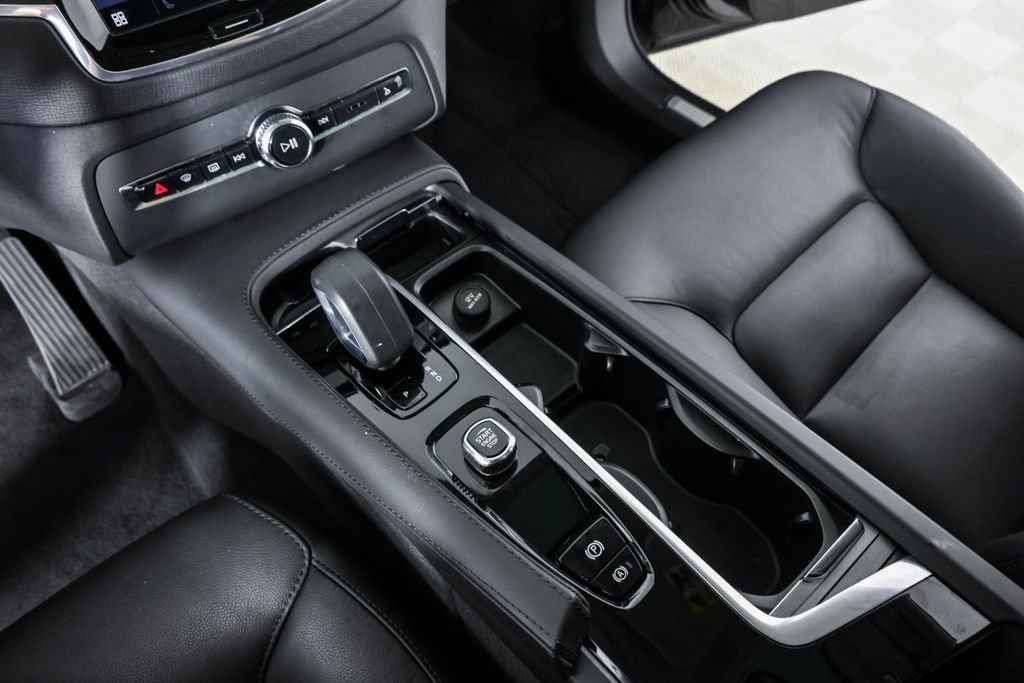 Certified 2025 Volvo XC90 B5 Core AWD/4WD image 18