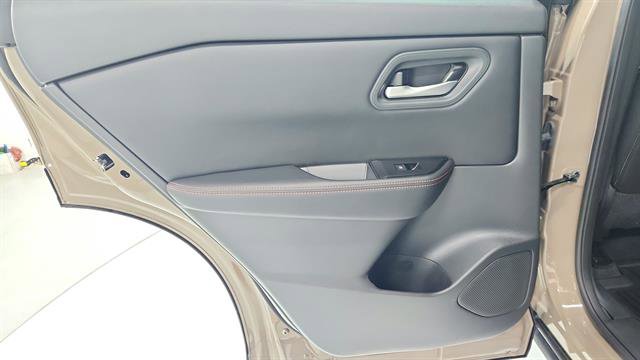 Used 2025 Nissan Rogue SV image 48