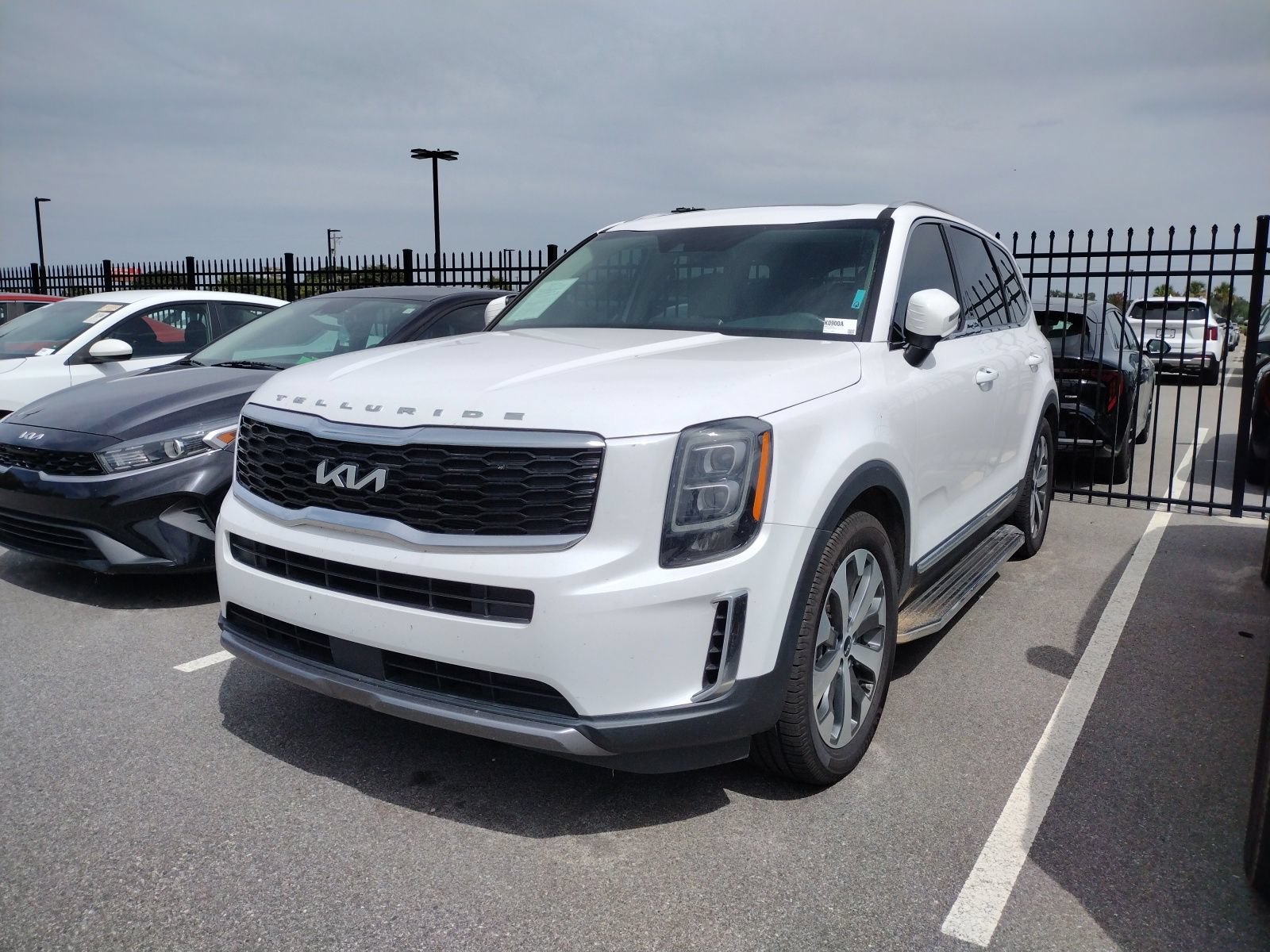 Used 2022 Kia Telluride EX w/ EX Premium Package FWD image 3