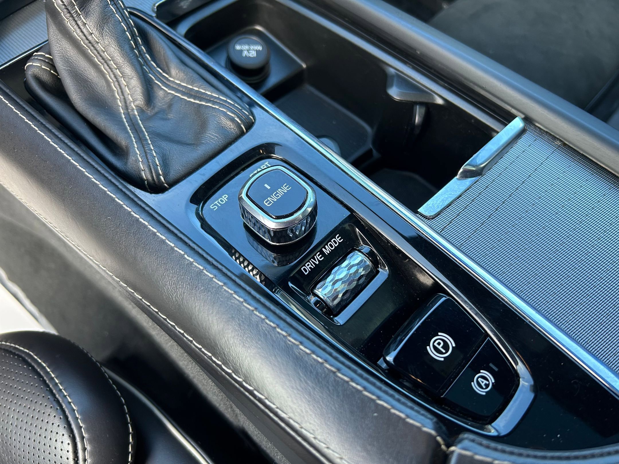 Used 2016 Volvo XC90 T6 R-Design w/ Protection Package Plus image 17