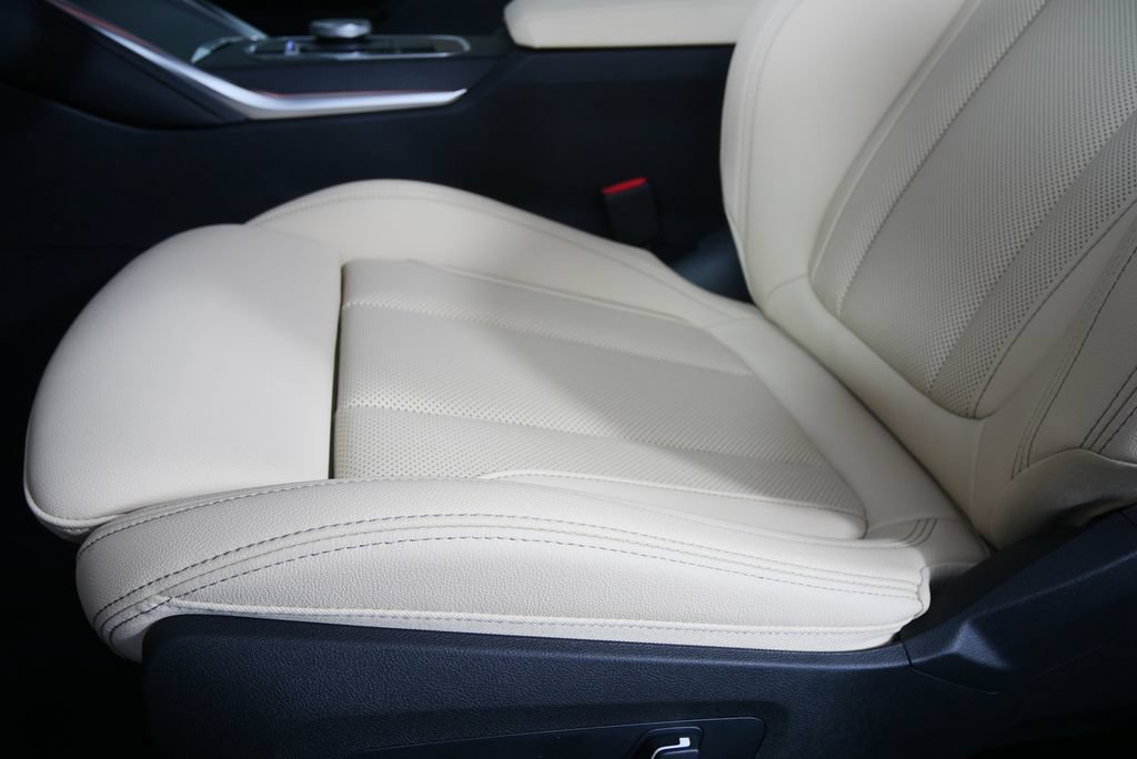Used 2027 BMW 430i Coupe w/ M Sport Package RWD image 9
