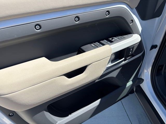 Used 2023 Land Rover Defender 110 SE image 12