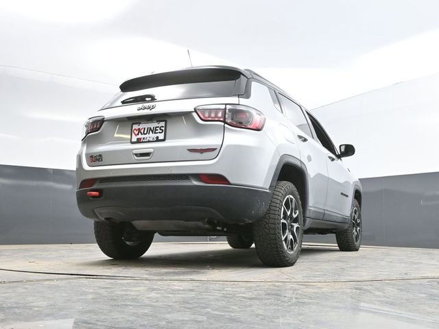 Used 2025 Jeep Compass Trailhawk AWD/4WD image 48