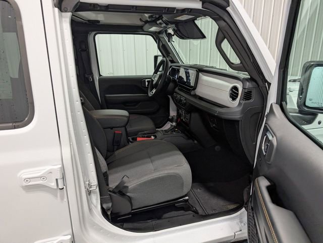 Used 2025 Jeep Wrangler Unlimited Sahara AWD/4WD image 26