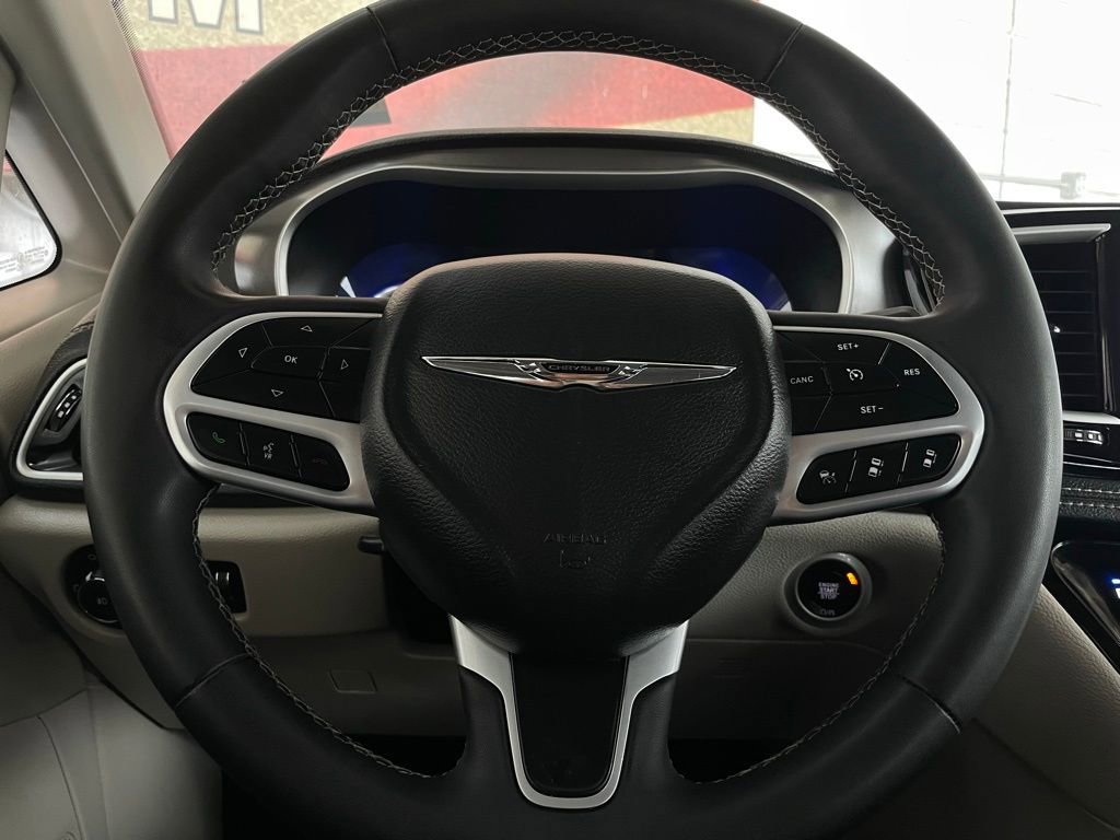 Used 2023 Chrysler Pacifica Touring-L image 34
