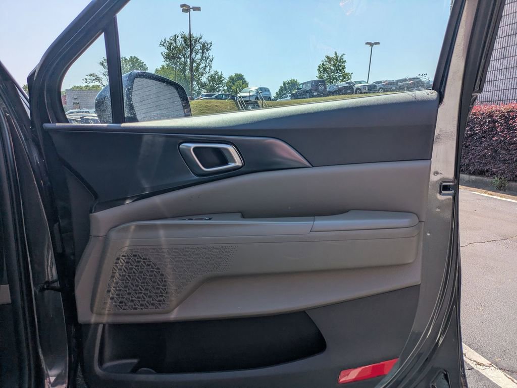 Used 2025 Kia Carnival FWD image 30